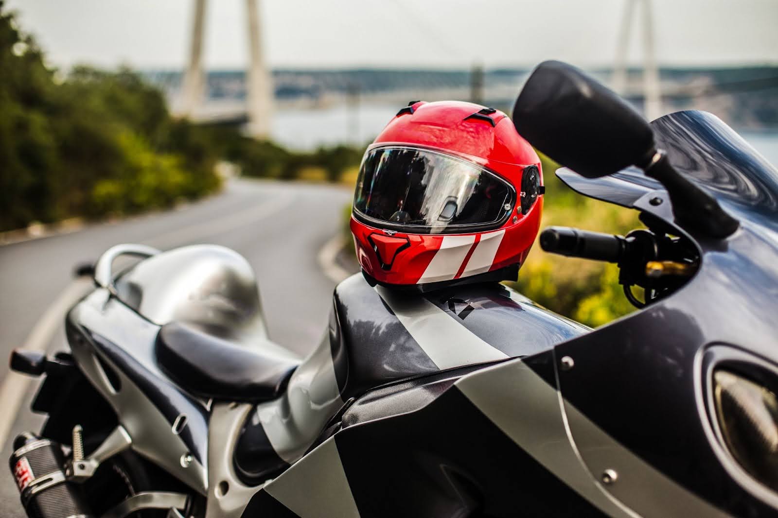 Moto šalmai Lietuvos klimato sąlygomis: kaip pasirinkti tarp lietaus, rūko ir saulės?